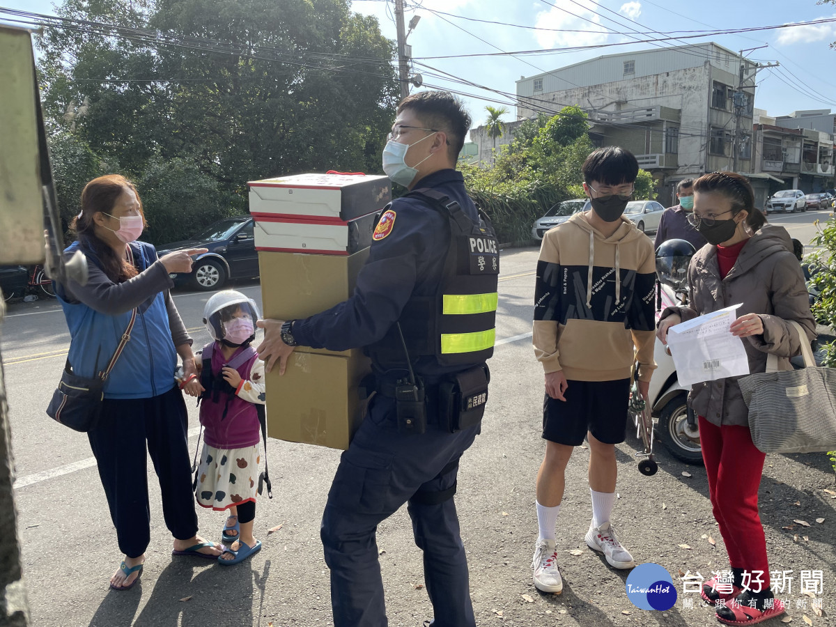 八德警與里長及善心團體寒冬送暖，迎春納福助弱勢家庭過好年。<br /><br />
<br /><br />
