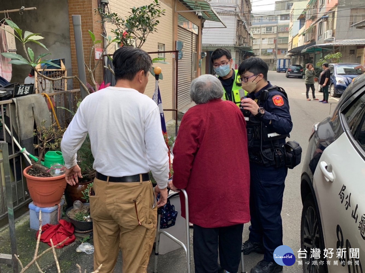 龜山警實習生如親孫，帶失智阿嬤返家。<br />
