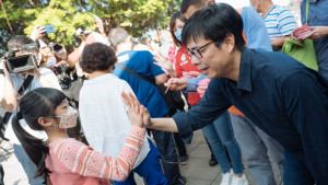 ▲大批民眾前來排隊，不僅領取紅包春聯，也與陳其邁擊掌、玩自拍。（圖／記者 許高祥 翻攝）