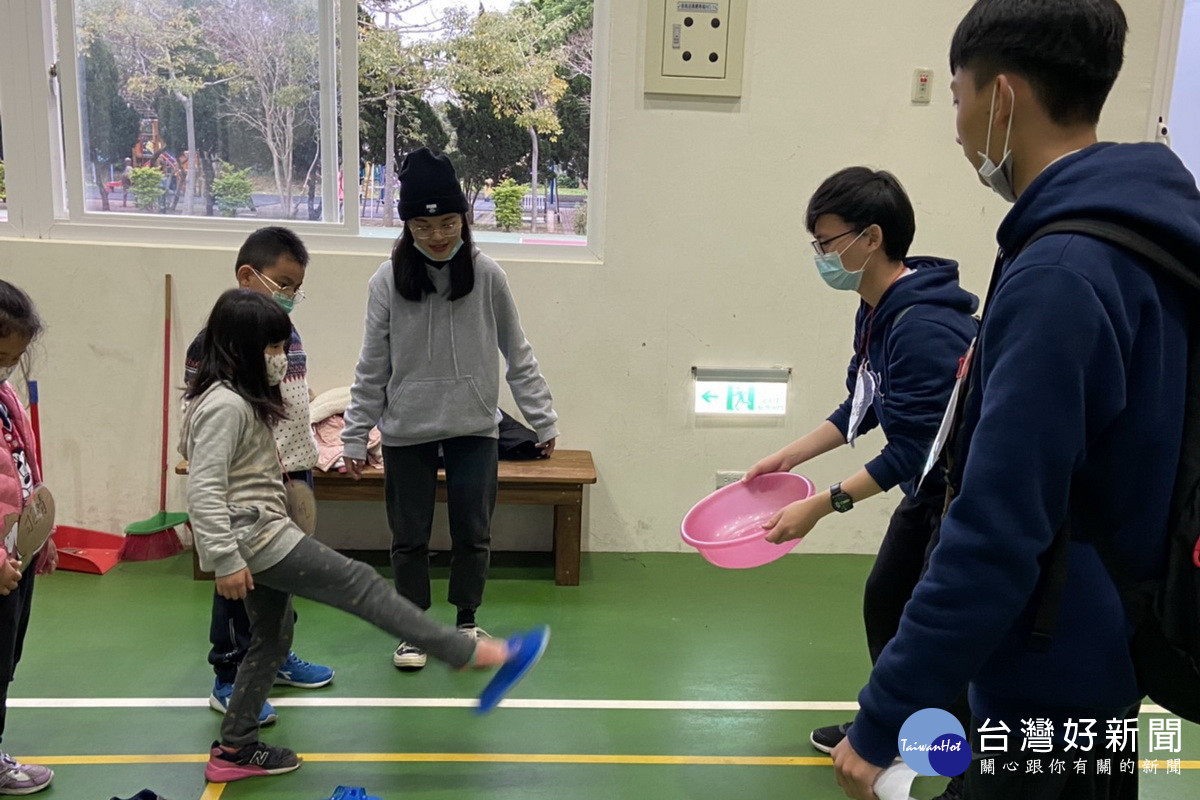 鼓勵青年學子回饋家鄉，桃園市政府青年局攜手大專學生舉辦「返鄉服務」營隊活動。