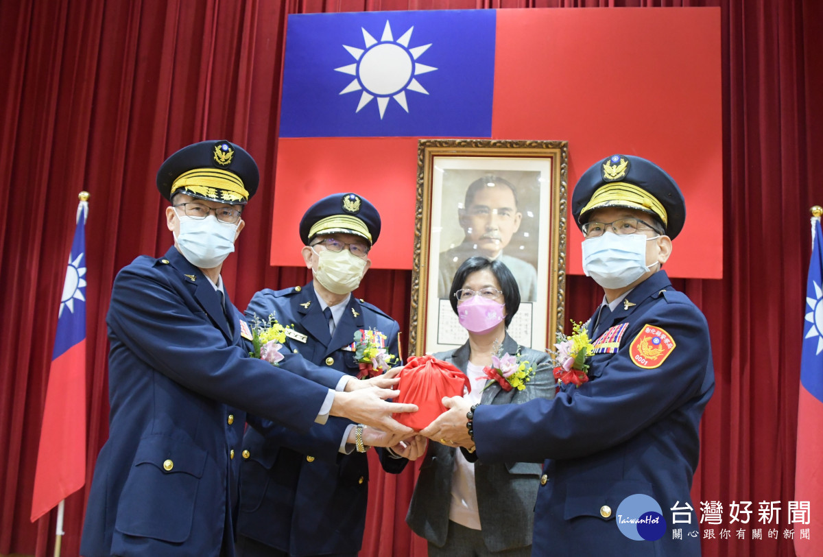 彰化縣警局新卸任警察局長交接,由縣長王惠美主持及警政署警政委員陳博珍監交。圖/彰化縣政府提供