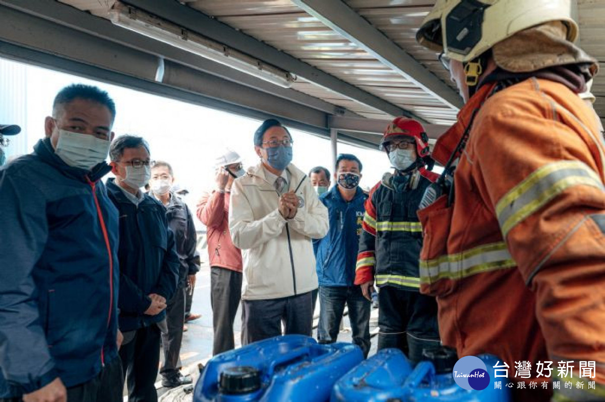桃園市長張善政前往前往觀音區台光電桃園廠,視察火警處置狀況。