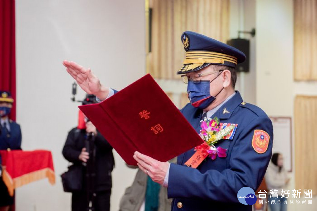  新任警察局長吳坤旭宣誓就職。