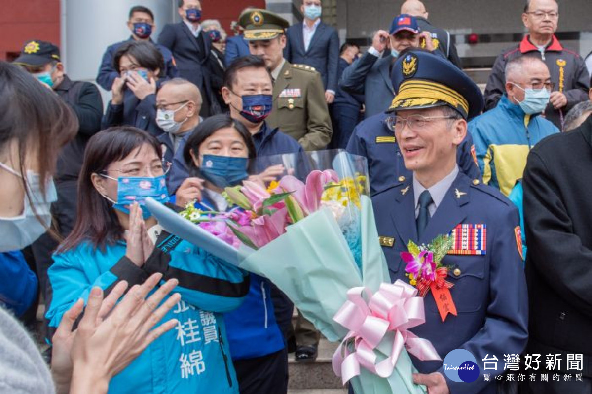 警察局同仁獻花給許錫榮局長。