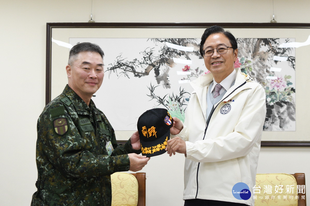 陸軍第六軍團指揮官葉國輝中將回贈桃園市長張善政繡有「前鋒」字樣的帽子。<br /><br />
