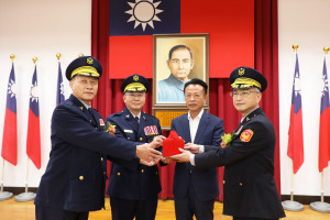 嘉義縣警察局長交接典禮，嘉義縣長翁章梁親自主持，新任局長林宏儒(右)、嘉義縣警局副局長詹登燦(左)、警政委員方仰寧(左二)監交／陳致愷翻攝