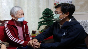▲緊握許姓阿嬤的手，陳其邁親自到府給予關心。（圖／記者 許高祥 翻攝）