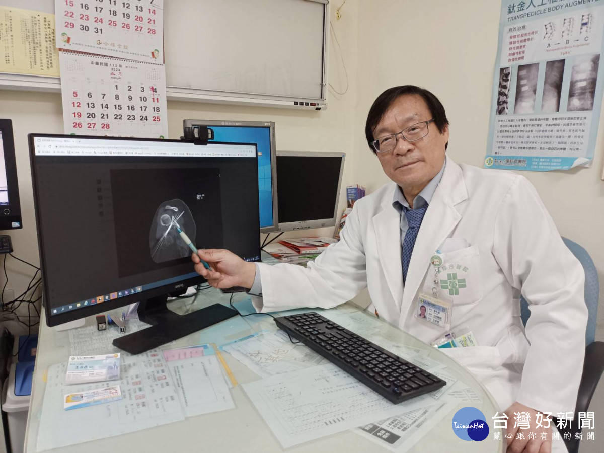 童綜合醫院骨科王叔昂醫師筆指處即為右肩前盂唇微創手術復位後位置。