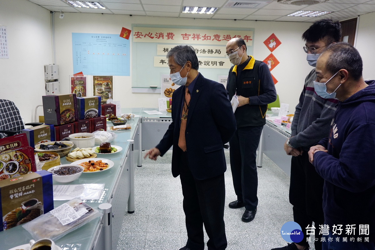 法務局長賴彌鼎於現場進行年菜評比。