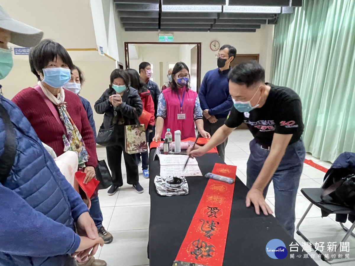 彰美館「癸卯年玉兔迎春揮毫」活動，書畫名家方一成開筆揮毫迎新年。圖／彰化生活美學館提供