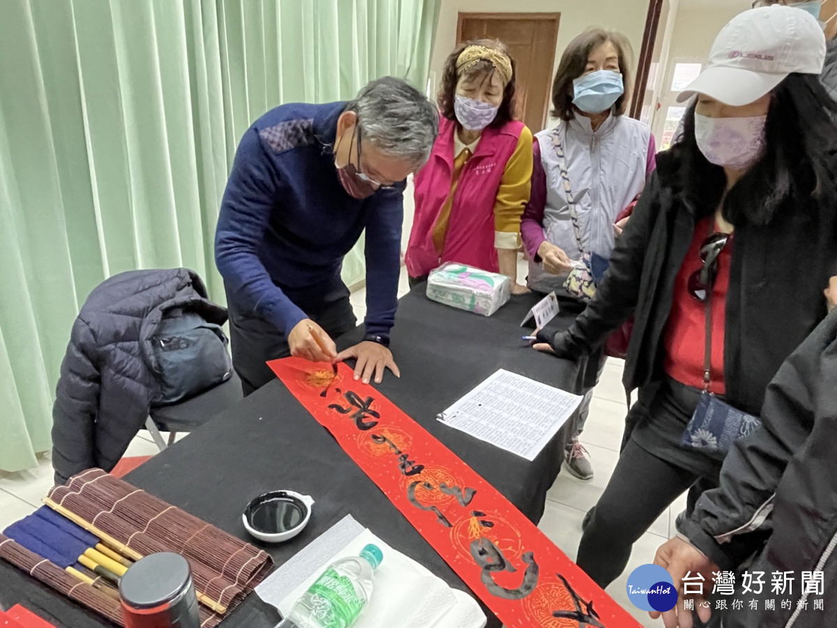 彰美館「癸卯年玉兔迎春揮毫」活動，書畫名家方一成開筆揮毫迎新年。圖／彰化生活美學館提供