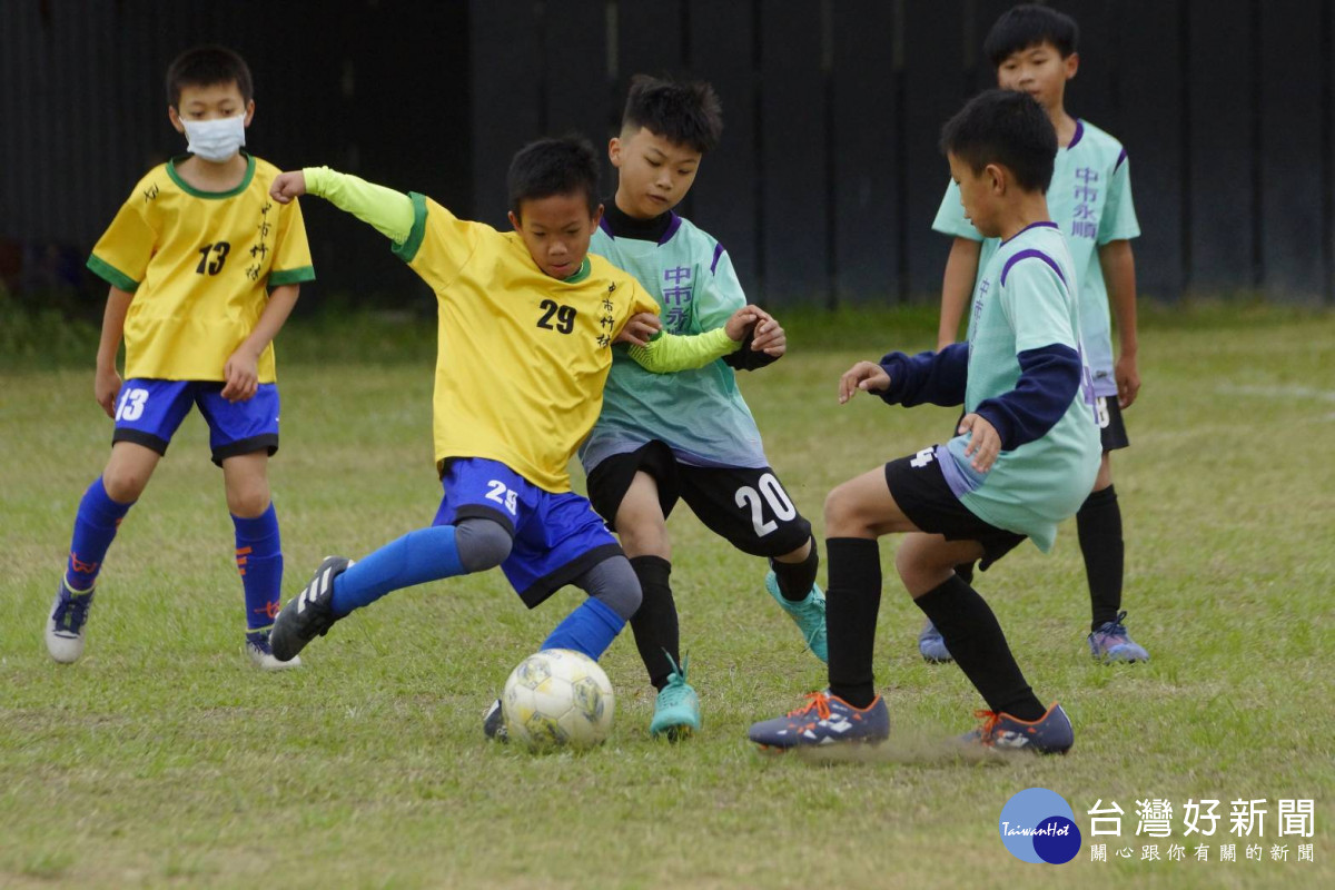 111學年度國民小學足球世界盃在朝馬足球場進行臺中市預賽。