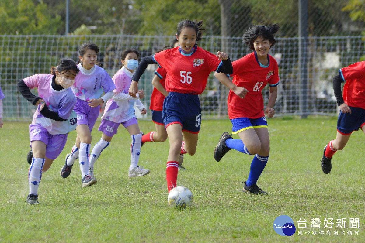 國小足球世界盃預賽臺中開踢，600多名小將熱情參賽。