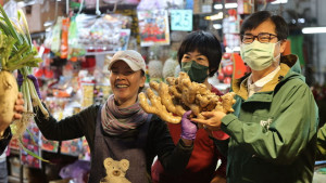 ▲陳其邁天色未亮就前往鳳山果菜市場及高雄果菜市場兩地巡訪。（圖／記者 許高祥 攝）