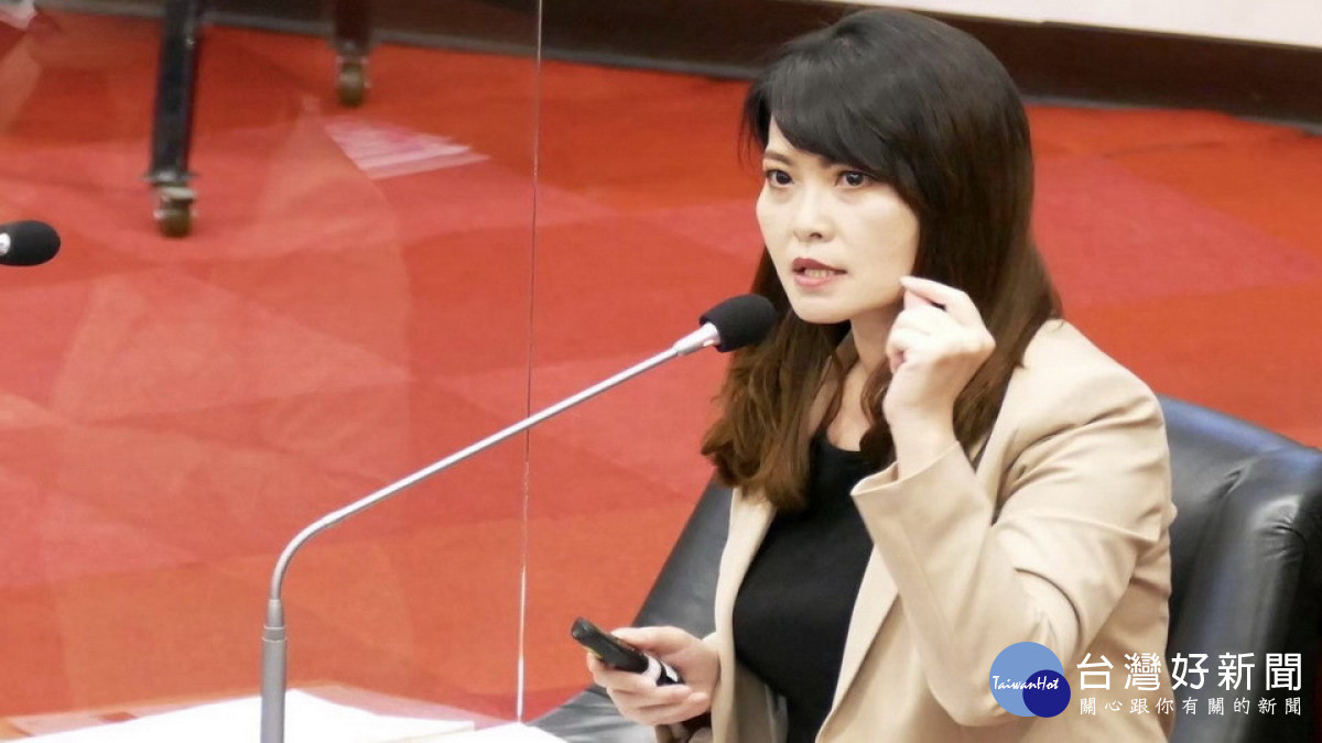 ▲高市國民黨黨團總召陳美雅指責高市府,只會不切實際的花錢辦活動滿足虛榮感,對於民眾最基本行的安全卻視而不見。(圖/記者 許高祥 翻攝)