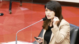 ▲高市國民黨黨團總召陳美雅指責高市府，只會不切實際的花錢辦活動滿足虛榮感，對於民眾最基本行的安全卻視而不見。（圖／記者 許高祥 翻攝）
