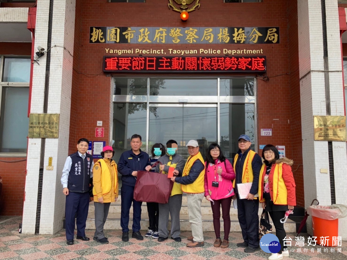 楊梅警結合社福團體關懷弱勢家庭,同時啟動緊急救助。