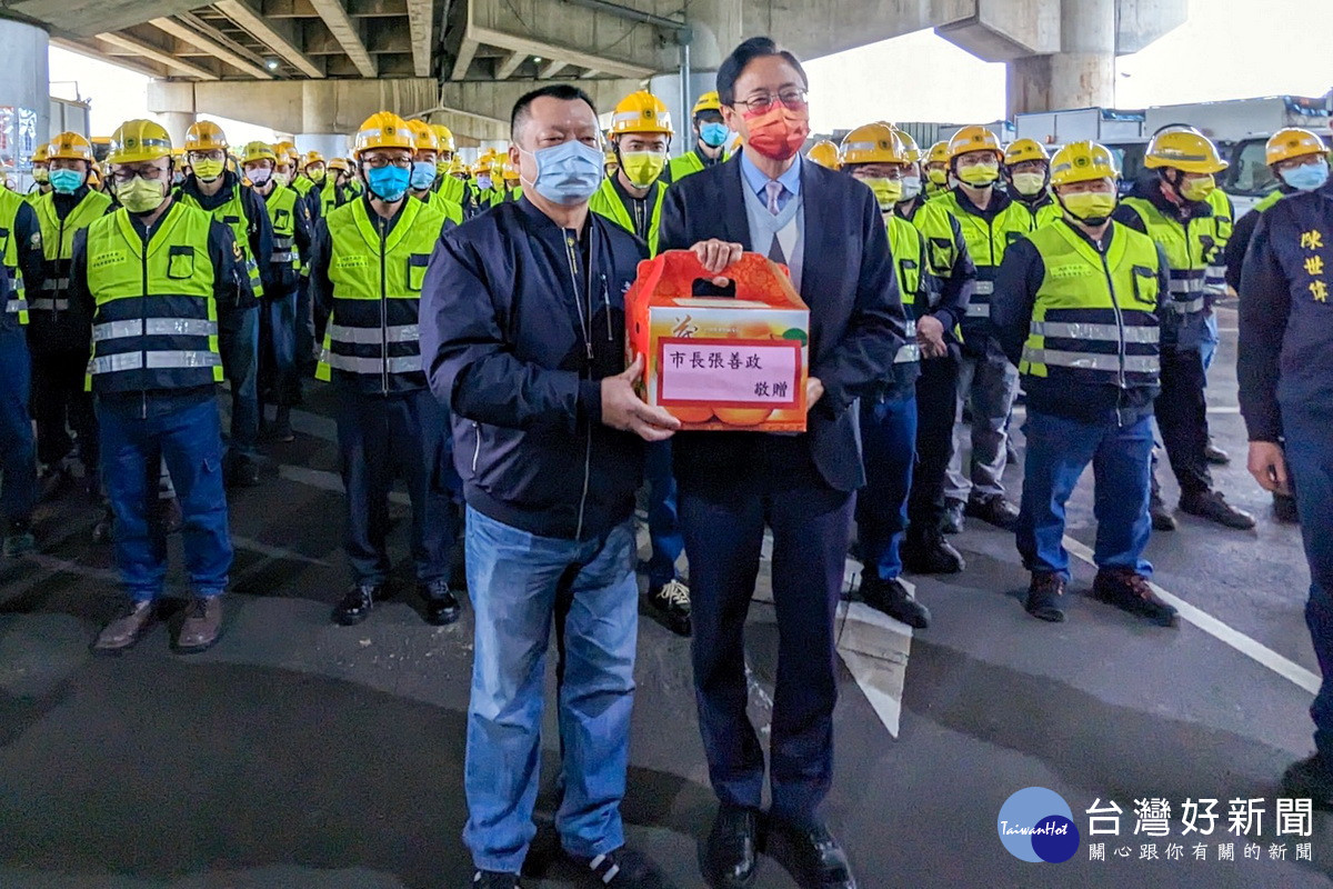 感謝犧牲春節假期為民服務，桃園市長張善政慰勞清潔隊員並為他們加油打氣。