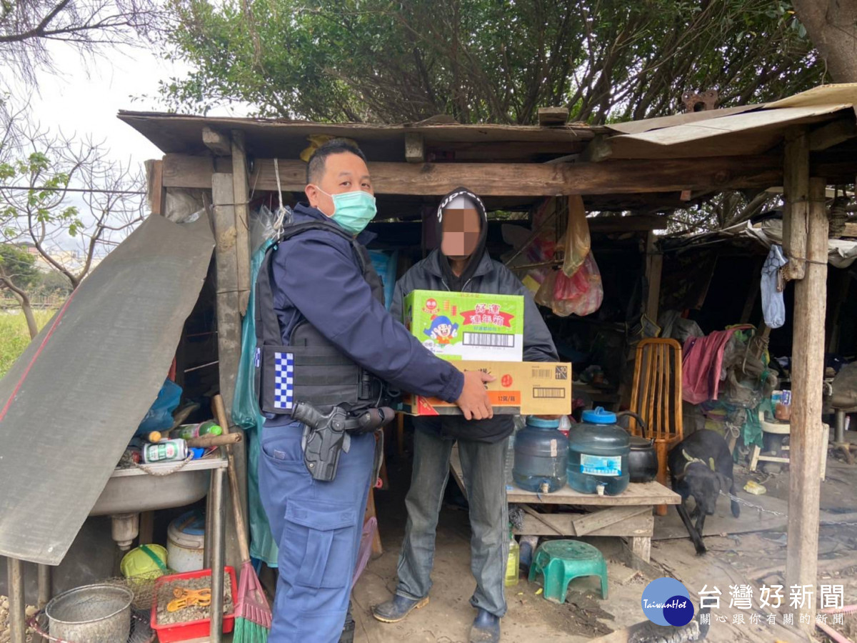 男子空地搭棚餐風露宿，大園警關懷送暖協助過寒冬。