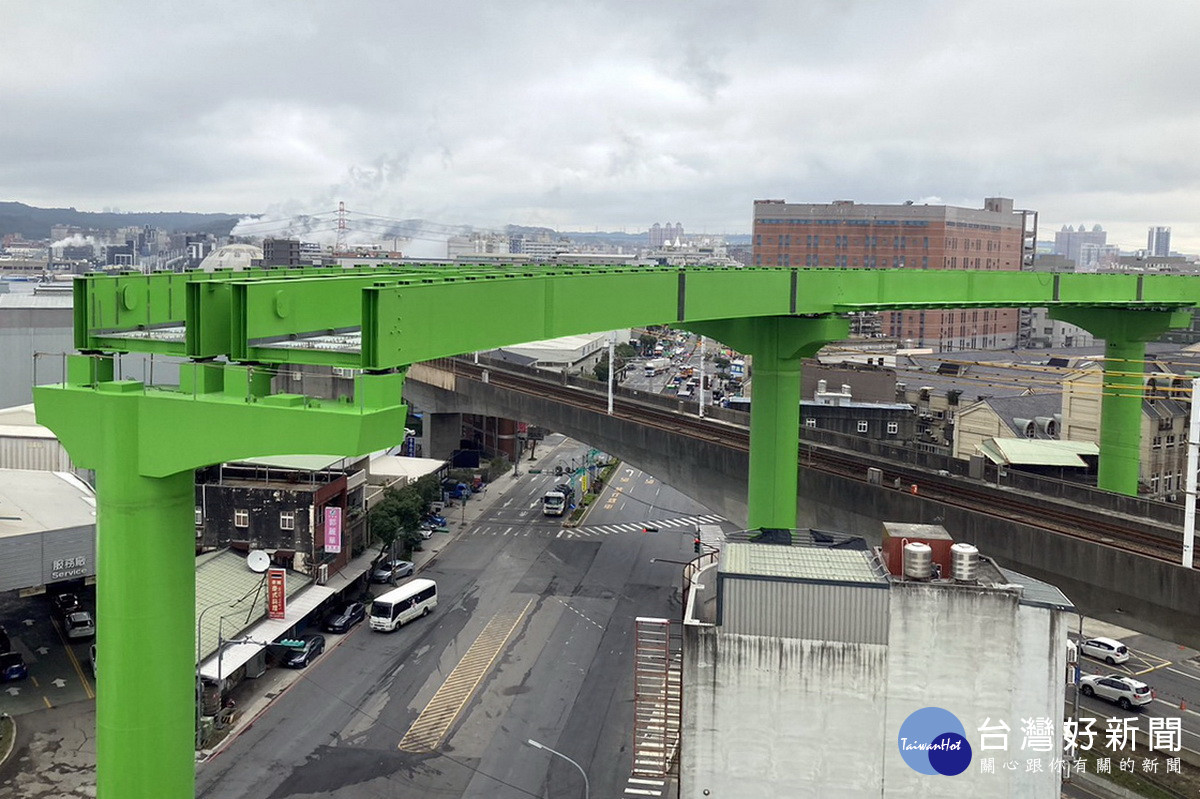 完成國內首座跨越高鐵捷運橋梁作業，桃園捷運綠線邁向歷史新紀元。