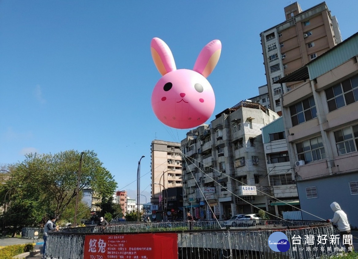 繁榮葫蘆墩促進會於豐原國小前設立「悠兔」造型氣球升空