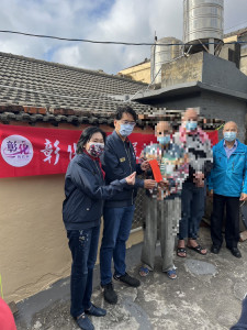 張縣府參議柯呈坊與社會處長王蘭心增送低收的父子紅包及物資。圖／彰化縣政府提供
