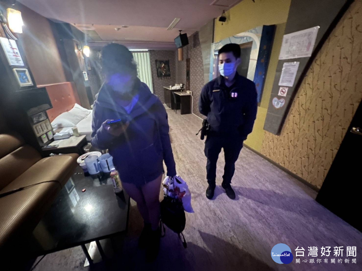 員警勸導林小妹旅遊訪友應獲得父母親同意，勿使家長擔心。