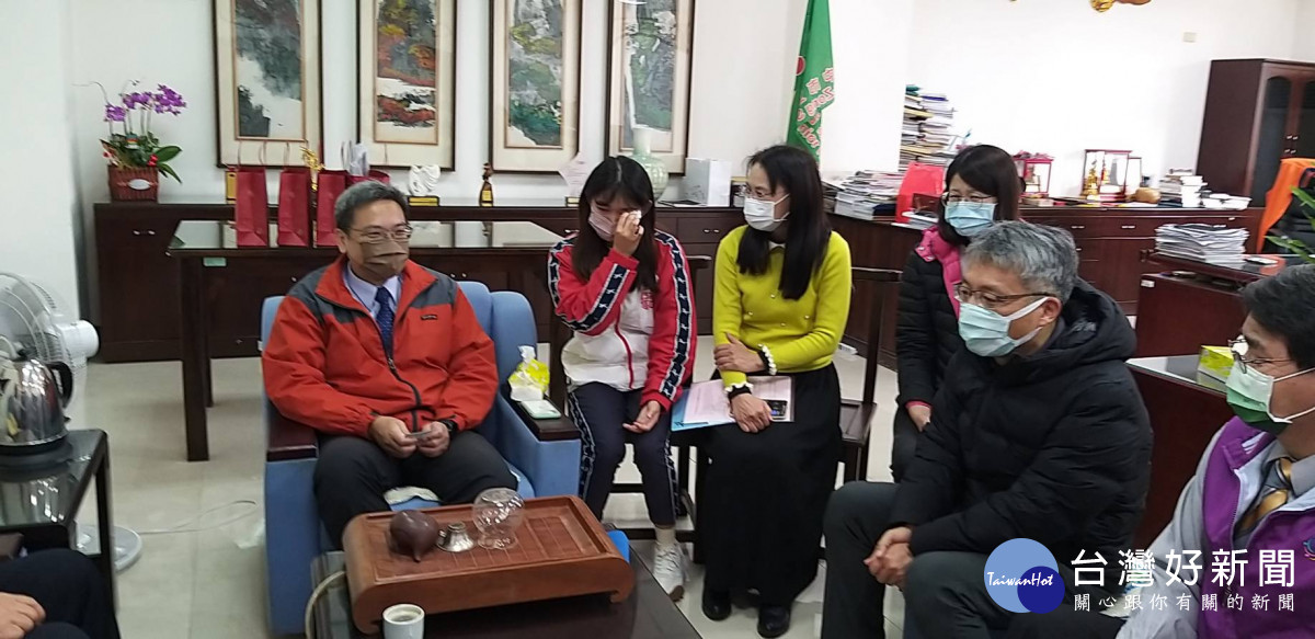 移民署中區事務大隊臺中市第二服務站周佑仁主任拜訪清華大學特殊教育系榜首的林易安同學。