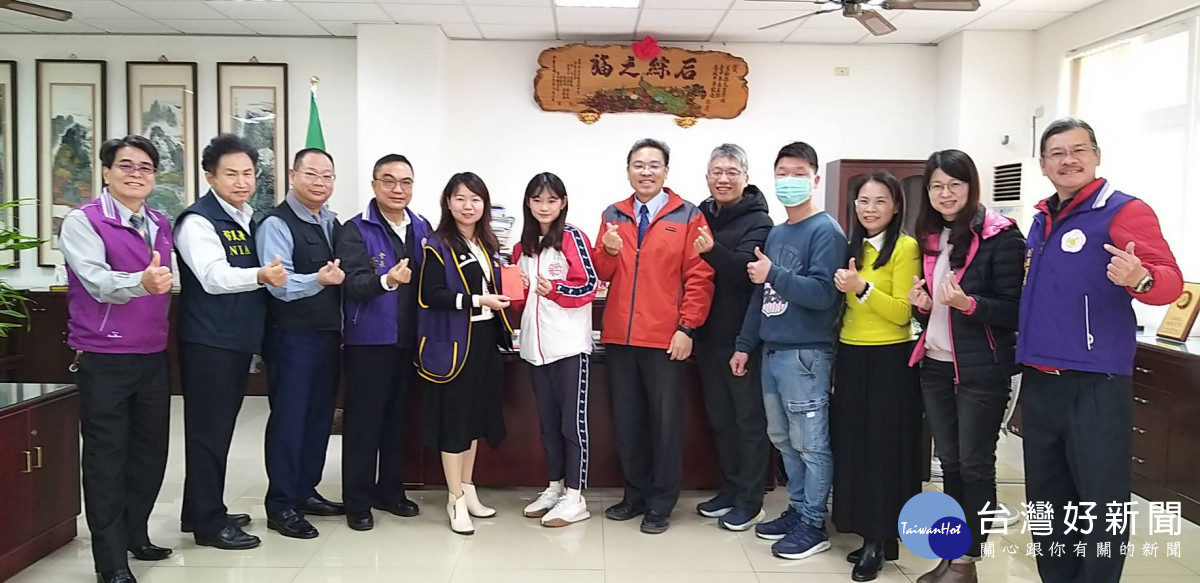 中華海峽新住民經貿文化交流協會黃園淋會長，致贈林易安獎助學金。