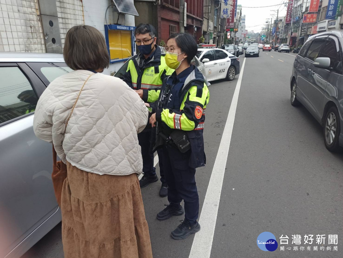 警方調閱監視器追查民眾愛車去向，不久便於附近街道尋得車輛。