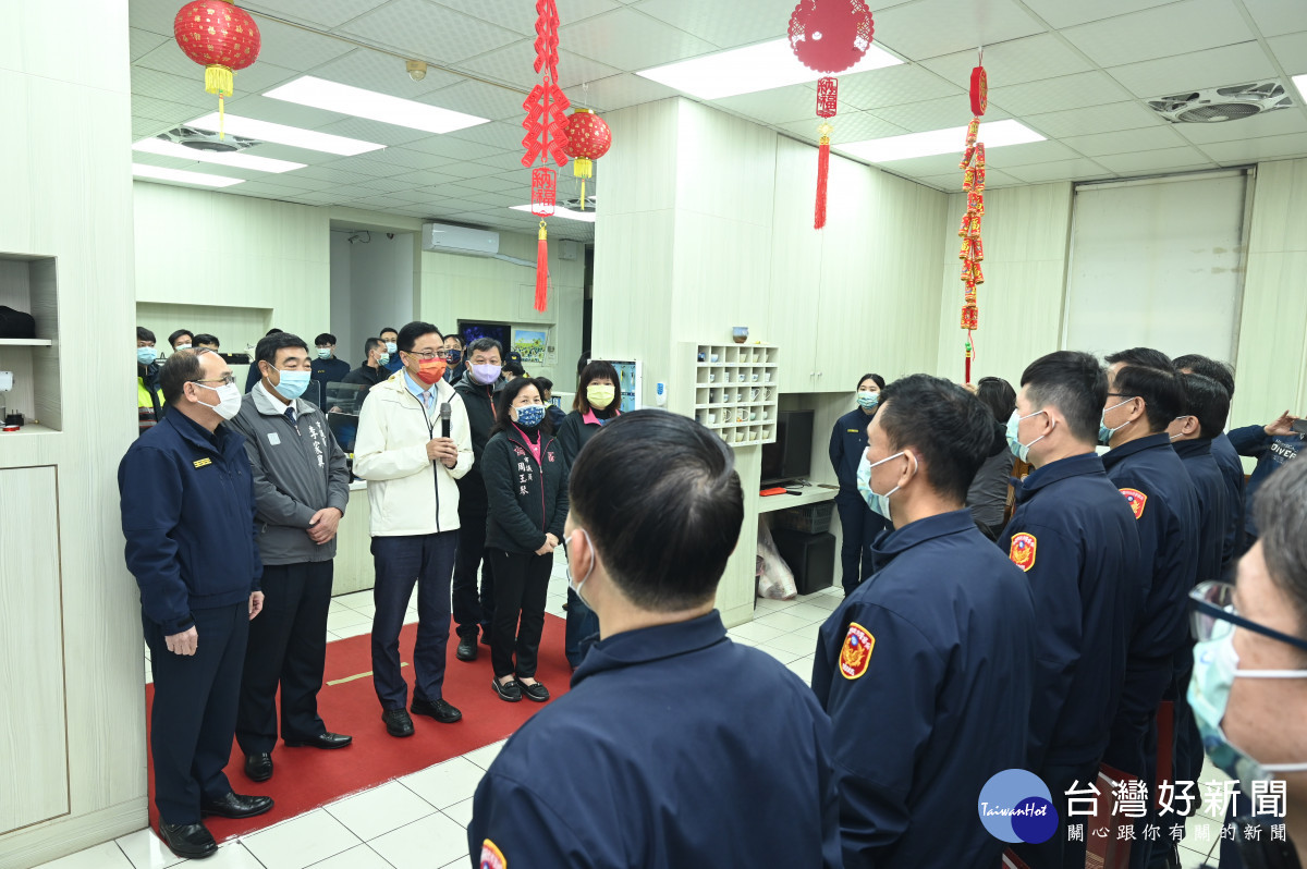 張善政市長前往楊梅分局幼獅派出所慰勞警察同仁春節辛勞。
