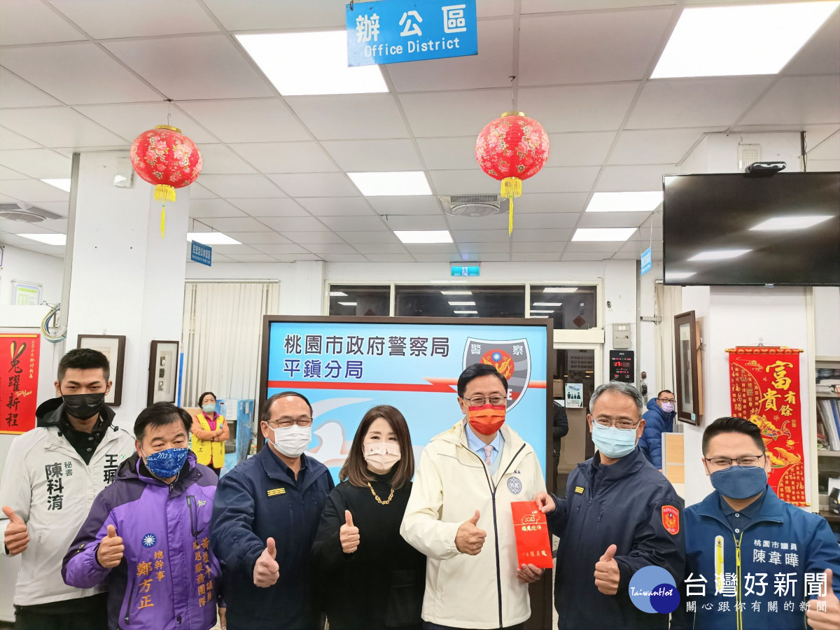 桃園市長張善政到平鎮警分局宋屋派出所，慰勞執勤員警及協勤民力辛勞。