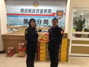 南投縣警察局主任秘書蘇玉坪贈送慰問品慰勞執勤同仁的辛勞，並祝福全體警察同仁春節快樂。