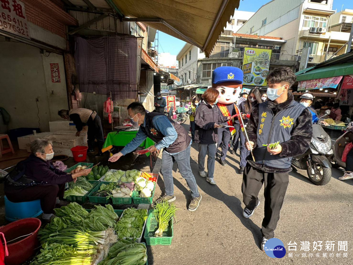 大園警分局春節治安不打烊，市場防搶、防詐騙、防竊及防假鈔宣導。