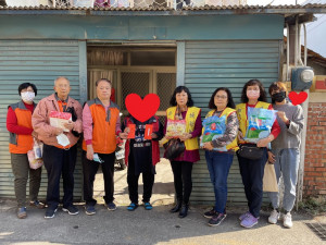 南投縣政府警察局與婦幼志工中隊關懷弱勢學生家庭，由婦幼警察隊代表局長帶領同仁及婦幼志工中隊志工，前往轄內鄉鎮市關懷慰問清寒弱勢學生家庭。