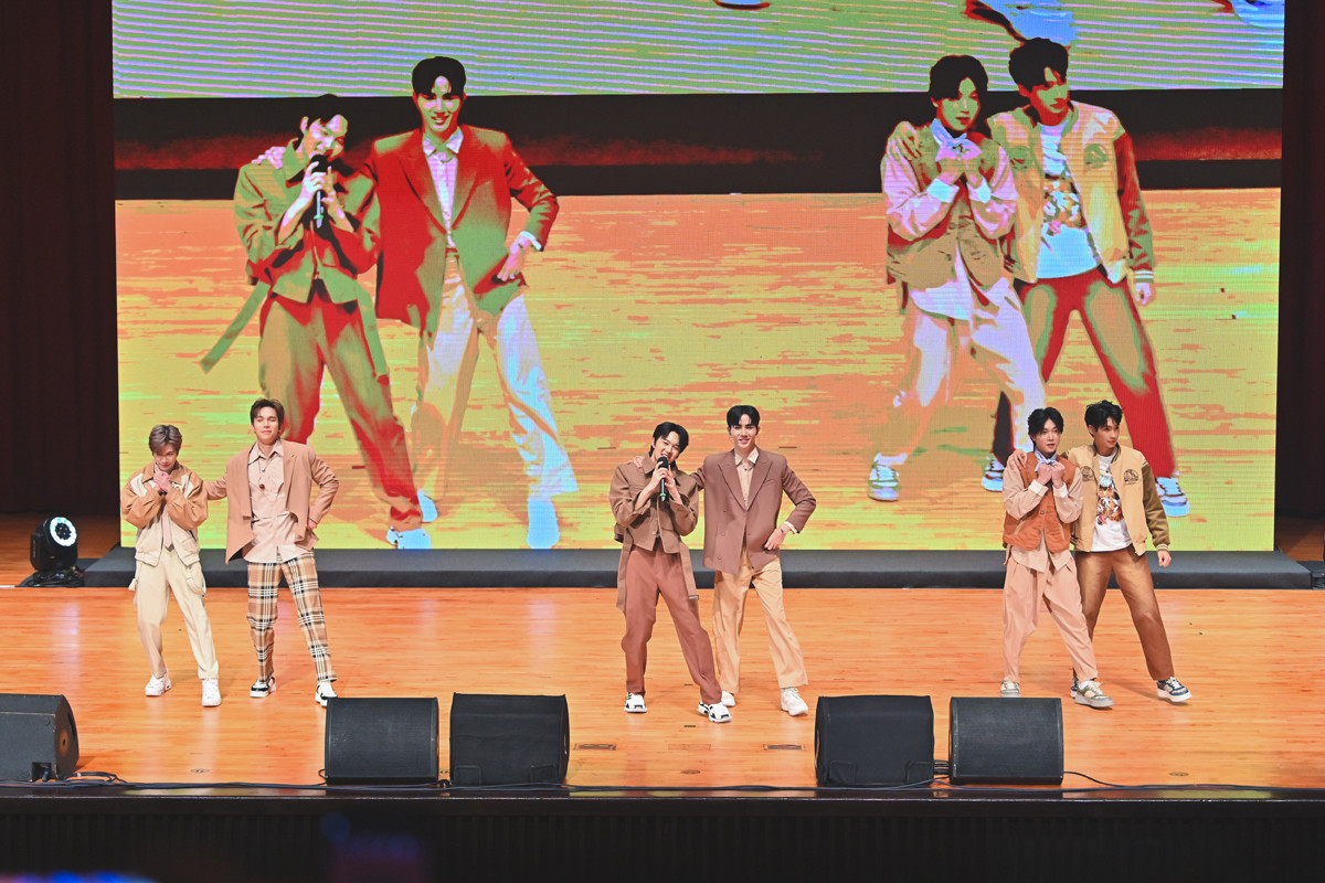 泰劇Cutie Pie六位主人公Nat、Max、NuNew、Zee、Yim、Tutor(由左至右)演唱劇中OST。(圖/WOW集團火種娛樂提供)