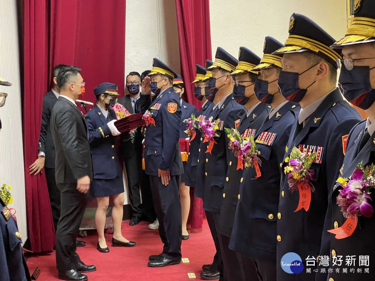 蘇俊賓副市長主持桃市府警察局新、卸任分局長及大隊長聯合交接典禮。<br />
<br />
