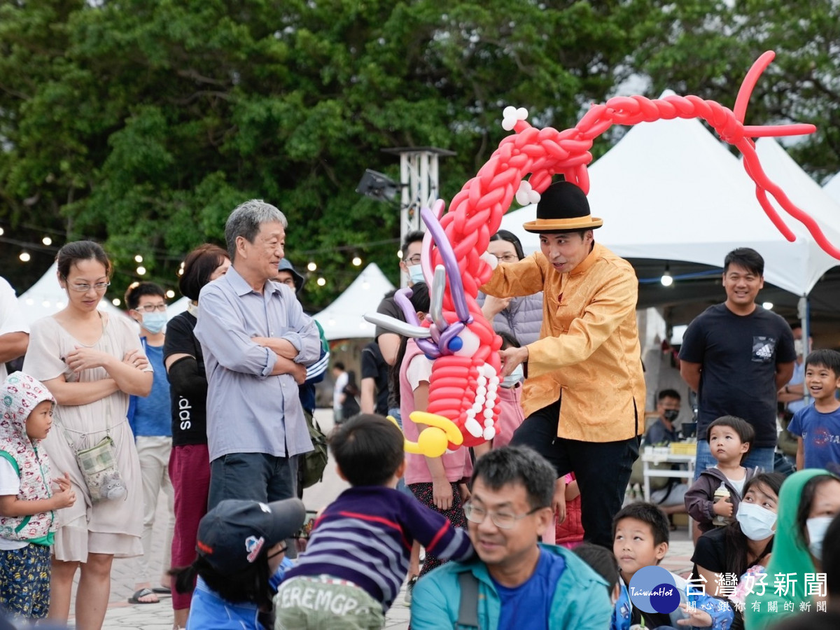 初三至初八（0124-0129）每天下午2時30分帶給民眾不一樣的精彩街藝演出「愛秀兔」