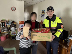 雲警親送物資，寒冬送暖慰問弱勢家庭/臺西警分局提供