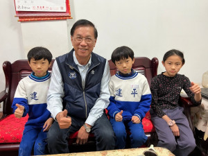 遲緩孩子爸求見林明溱！林前縣長圓了孩子的夢想-和自己合照。