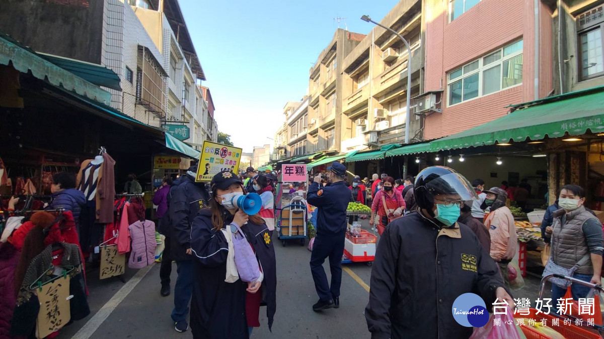 龍潭警傳統市場發錢母，反詐防竊宣導團出發。