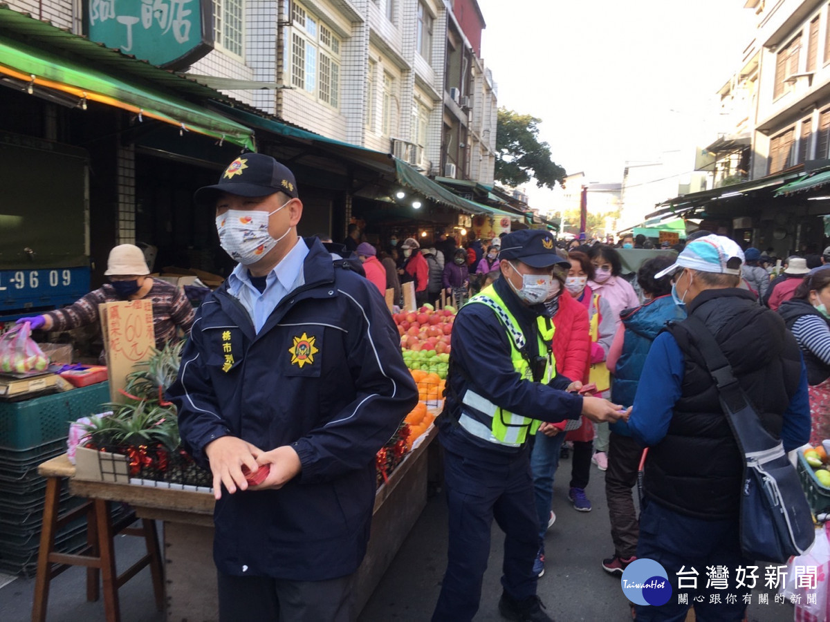 龍潭警傳統市場發錢母，反詐防竊宣導團出發。