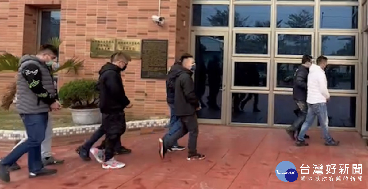 龜山警分局春節期間不打烊,持續檢肅幫派、取締職業賭場、防詐、防竊及防盜,讓民眾安心過好年。