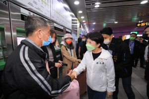 盧市長視察高鐵台中站與民眾互動