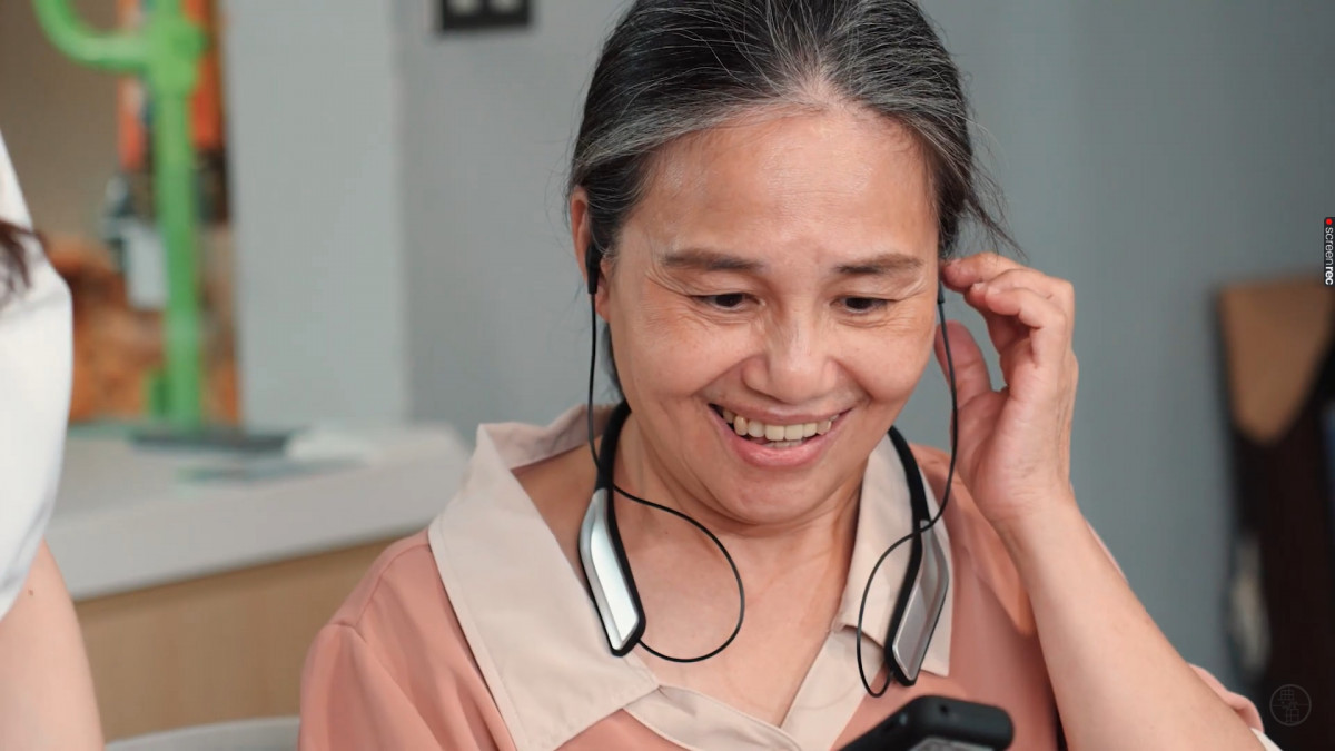 台灣有許多長輩需要透過輔聽器，改善與家人的溝通問題。