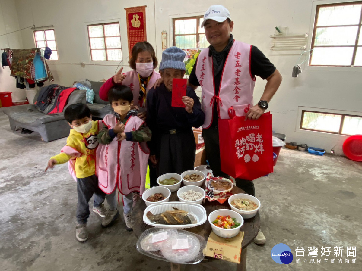 老五老基金會號召志工將新鮮現做、熱呼呼的年菜送到1000位獨居長輩家中。