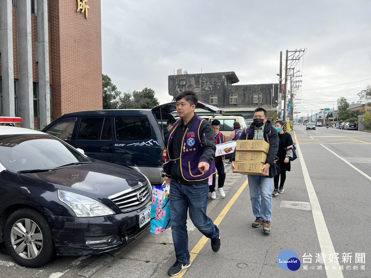 八德警結合熱心里長及民間團體，歲末寒冬送暖關懷弱勢。