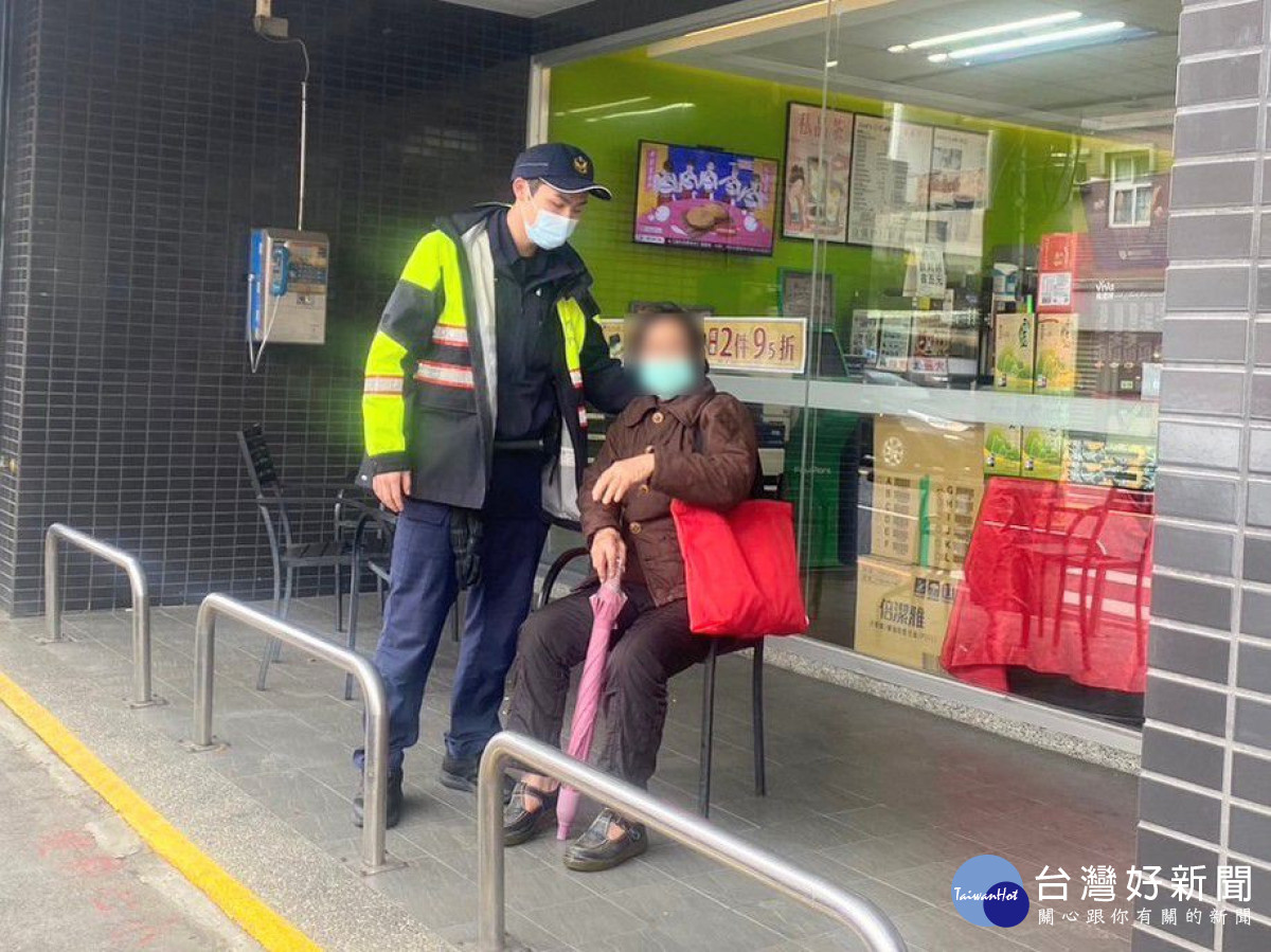 老婦人除夕採買迷途，暖警主動關懷助團圓。