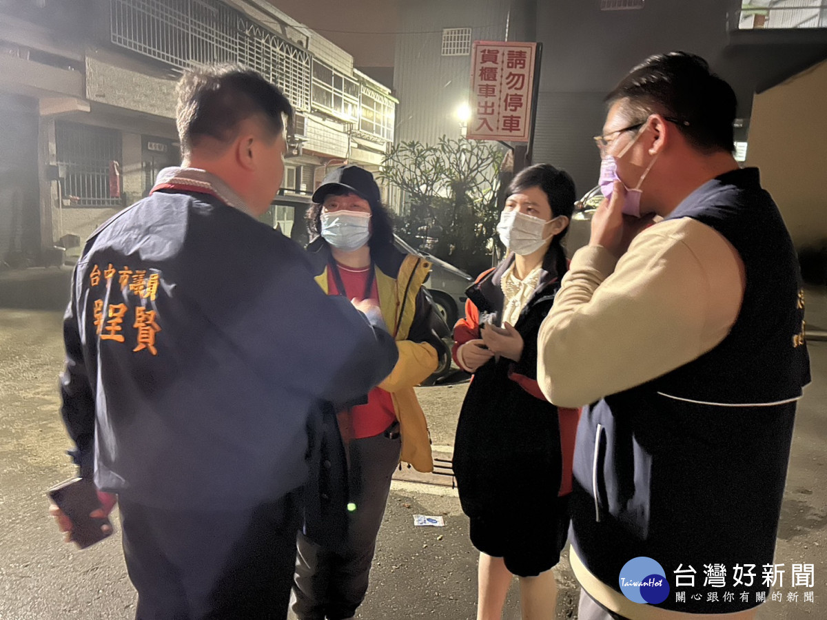 台中市議員吳呈賢關懷受災戶並致贈慰問金。