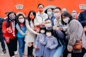 張市長初二一早前往桃園各大廟宇參香祈福，並發送福袋，祝福市民新春愉快。